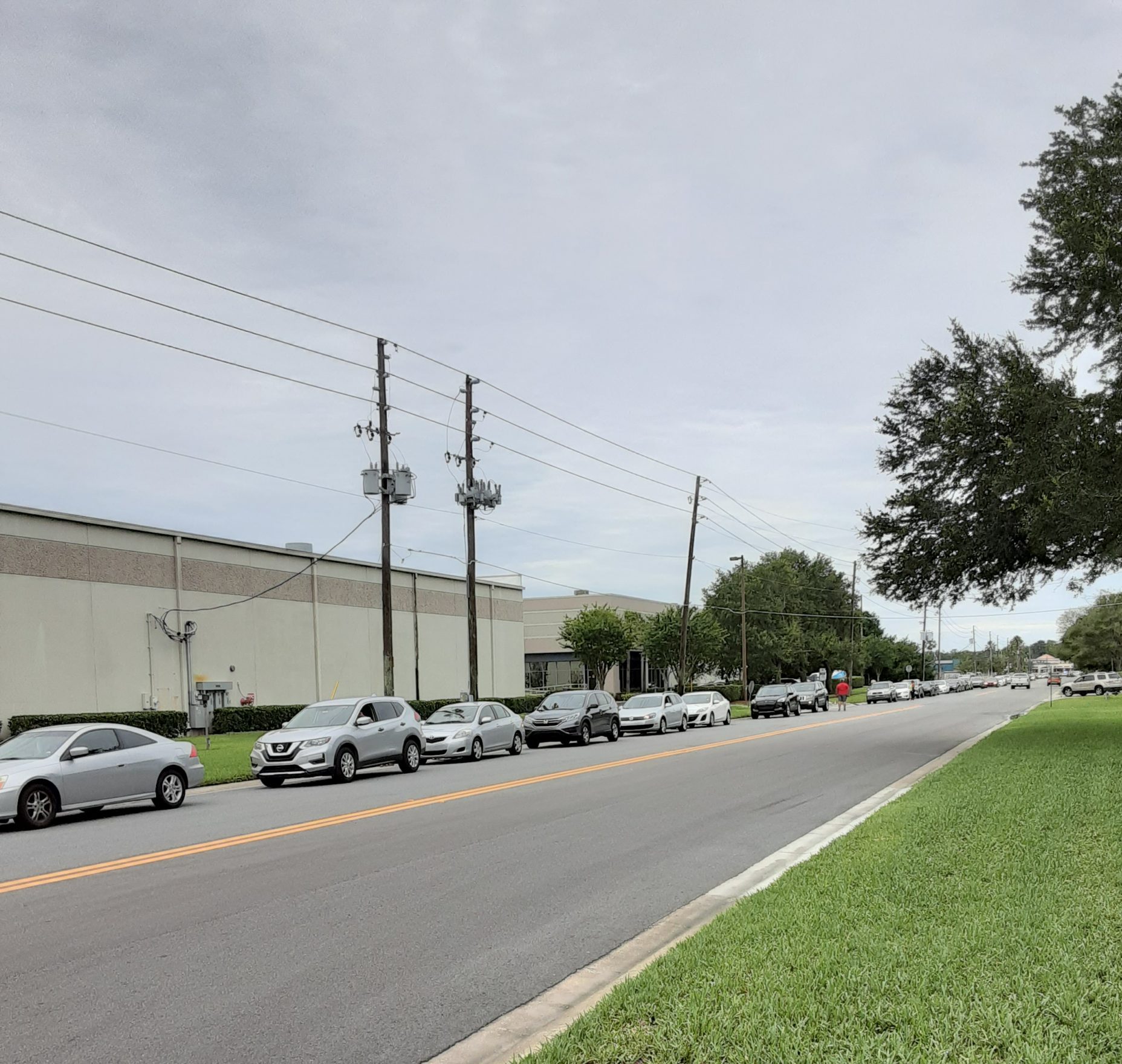 cars lined up to receive a box of food in Orlando, Florida